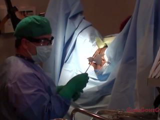 أقحوان ducati تحت يذهب surgical إجراء بواسطة الطبيب.