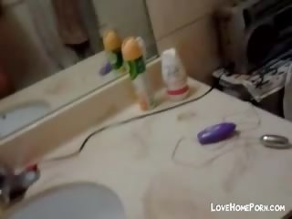 Гарненька молодий азіатська мастурбує в в ванна кімната