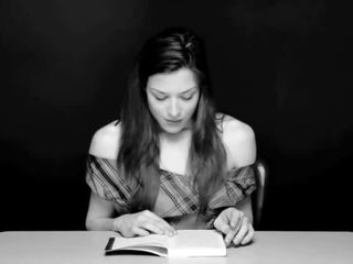Vrouw heeft orgasme terwijl lezing book- stoya