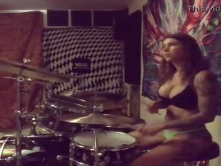 Felicity feline drums 在 她的 內衣 在 家