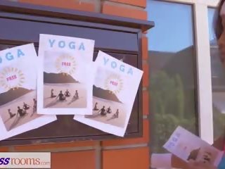 Kondition rum kön klämma yoga för stor tuttarna asiatiskapojke lesbisk: vuxen video- af