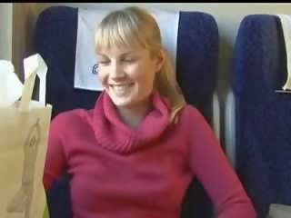 Amatöör blond suhuvõtmine sisse rong video