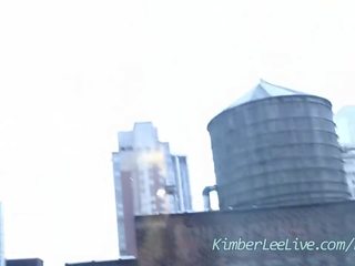 Kimber užuovėja masturbuoja į priekis apie langas
