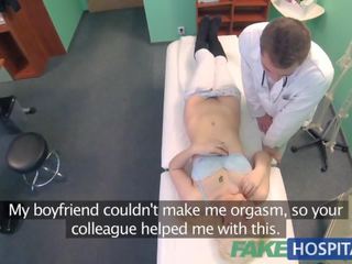 Підробка лікарня сором’язлива пацієнт з soaking вологий манда впорскує на docs пальці