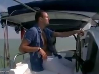 Veldig utestående anal knulling på båt