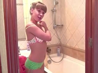 年輕 carrie 表現 奶 和 的陰戶 在 一 淋浴 浴室 臟 電影 電影