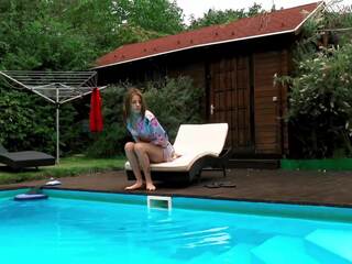 Húngara pequeñita delgada femme fatale hermione desnuda en piscina