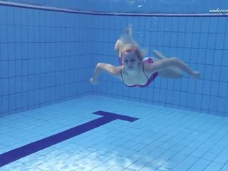 Elena proklova sous l&apos;eau mermaid en rose robe: hd cochon vidéo f2