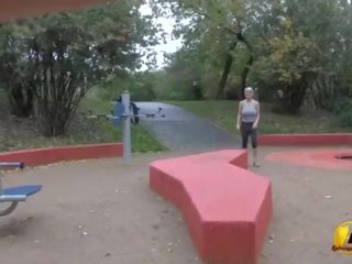 Jump e running nu em público parque por katerina-hartlova