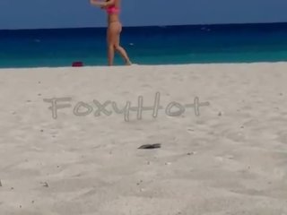 Mostrando el culo en tanga por la playa y calentando a hombres&comma; sólo dos se animaron a tocarme&comma; šou completo en xvideos červený