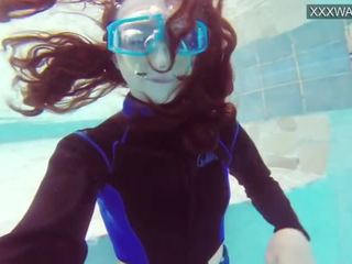 Exceptional onderwater zwembad masturbatie van emi serene porno video's