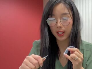 Красавици азиатки медицински студент в очила и естествен путка чука тя възпитател и получава creampied