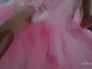 Žavus sveta šokiai dėvėjimas a rožinis balerina tutu suknelė