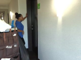 ห้อง บริการ! empleada es seducida por huãâãâãâãâ©sped mientras limpiaba el cuarto