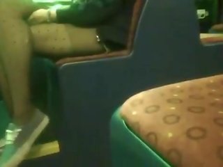 Adolescente pantis en autobús