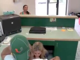 Non figlio succhiato dr. sotto suo posto di lavoro scrivania
