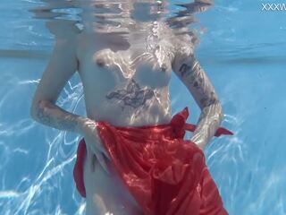Úszás medence grand erotika -val mimi cica öltözött fel