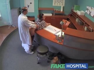 Fakehospital terapeuta empties su sack a ease coqueta pacientes espalda dolor