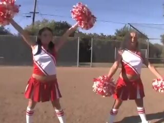 Cheerleader meisjes immediately thereafter football spelletje met quarterback