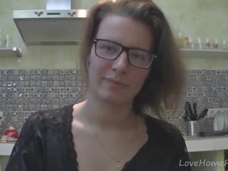 Solo mademoiselle med briller chatting i den kjøkken