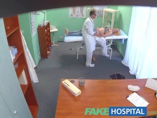 Fakehospital лекари орално масаж дава мършав блондинки тя първи оргазъм