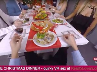 अकल्पनीय क्रिस्मस dinner साथ ब्लोजॉब नीचे the टेबल