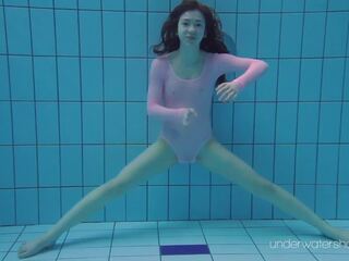 Checa adolescente roxalana impresses con su nadando prowess