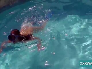 Exceptional brunette catin bonbons swims sous l&apos;eau, adulte agrafe 32