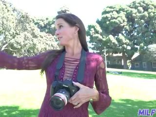 Long-legged brunet betje eje photographer fucks young youth in her photo studio ulylar uçin video kino