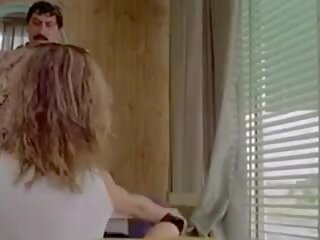 La ragazza dal pigiama giallo 1977 (threesome करामाती दृश्य)