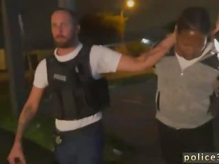 Cops עם גדול bulge הומוסקסואל purse thief becomes