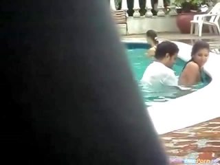 Coppia scopa in un pubblico piscina spettacolo