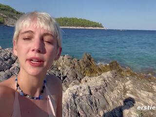 Ersties - søt annika spiller med seg selv på en stupendous strand i croatia