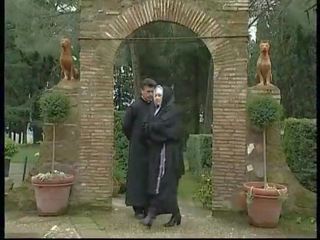 Aizliegts netīras saspraude uz the convent starp lesbiete mūķenes un netīras monks