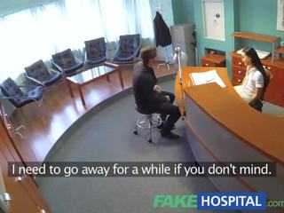 Fakehospital businessman dostane svést podle koketní zdravotní sestra v punčochy
