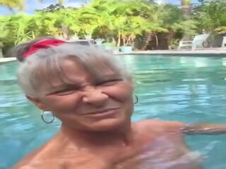 Pervertito nonnina leilani in il piscina