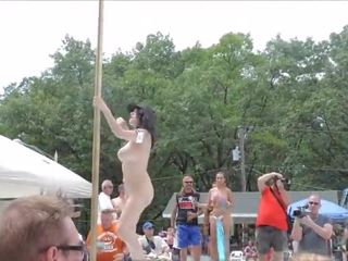 Lakuriq i madh gjinj strippers duke kërcyer në publike
