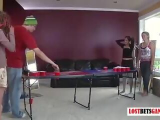 Trzy dziewczyny i jeden chłopak grać za gra z rozbieranie piwo pong