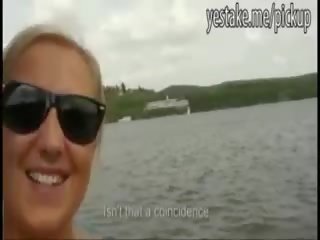 Rondborstig blondine krijgt paid voor tonen haar reusachtig boezem op een boot
