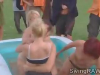 Glorious blondýna a bruneta babes výmena párov na the bazén