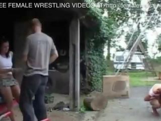 Två flickor slagsmål i en bil junkyard