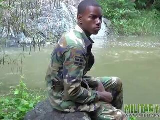 Cock-strong jovens depilados soldier por o rio