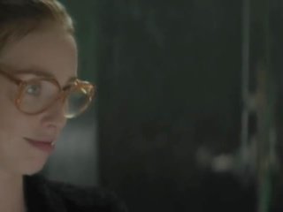 Freya mavor - the ที่รัก ใน the รถยนตร์ ด้วย ใส่แว่น และ a ปืน (2015)
