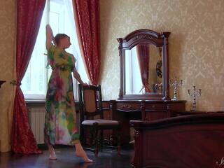 Ilgai suknelė enchantress annett admires as veidrodis ir pozos nuogas į lova!