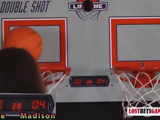Dva enchanting holky hrať a hra na vyzliekanie basketbal shootout