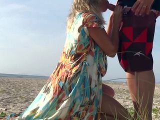 Verklig amatör offentlig stående kön film risky på den strand ! människor walking nära