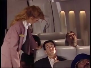 Flight attendant izpaužas jet žurnāli hardcore pieaugušais filma uz plane līdz a stupendous desiring passenger