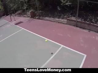 Tenis indah wanita keparat untuk uang tunai