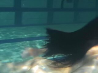 Siskina y polcharova desvistiéndose desnuda bajo el agua