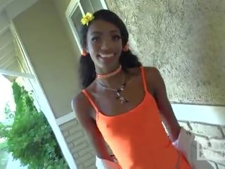 Cantik orang hitam spinner memenuhi sobat secara online untuk kasar anal